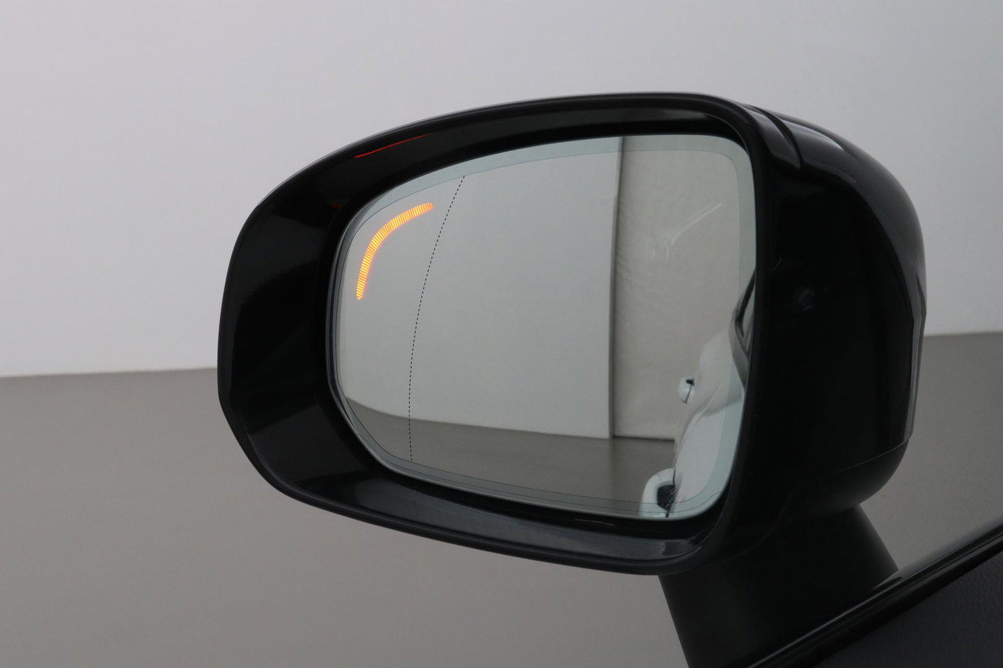 Volvo XC60 T4 R-Design | Camera | BLIS | Elektrische Achterklep | Memory Seats | Apple CarPlay | Verwarmde Voorruit | 19 Inch