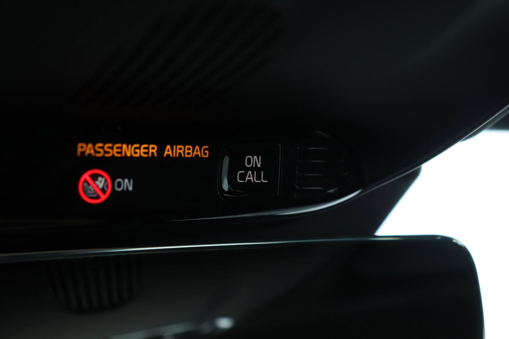 Volvo XC60 T4 R-Design | Camera | BLIS | Elektrische Achterklep | Memory Seats | Apple CarPlay | Verwarmde Voorruit | 19 Inch