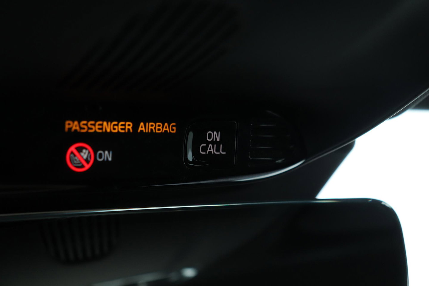 Volvo XC60 T4 R-Design | Camera | BLIS | Elektrische Achterklep | Memory Seats | Apple CarPlay | Verwarmde Voorruit | 19 Inch