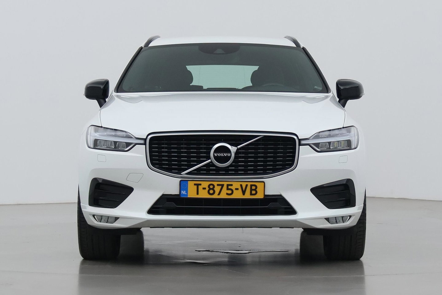 Volvo XC60 T4 R-Design | Camera | BLIS | Elektrische Achterklep | Memory Seats | Apple CarPlay | Verwarmde Voorruit | 19 Inch