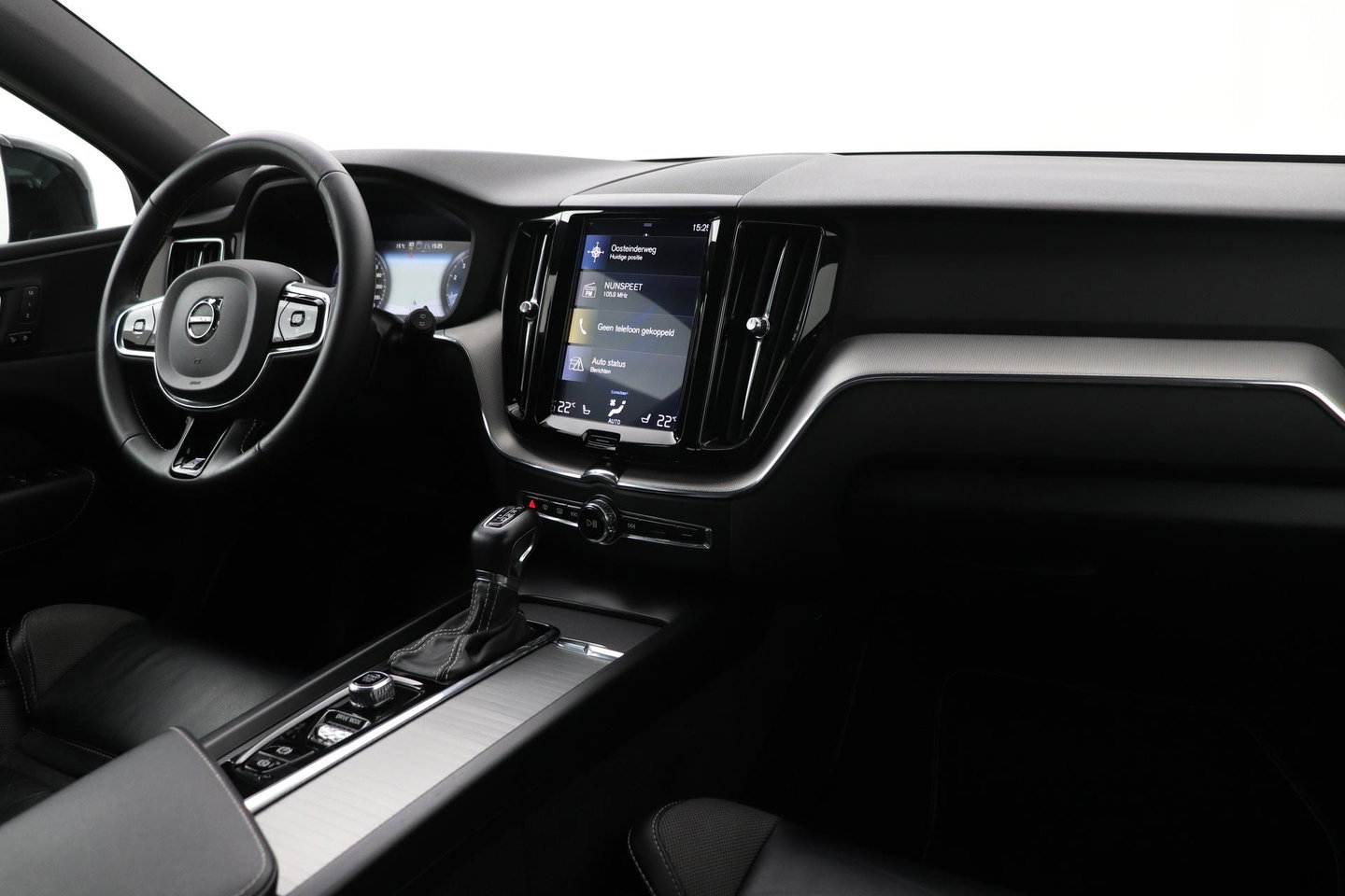 Volvo XC60 T4 R-Design | Camera | BLIS | Elektrische Achterklep | Memory Seats | Apple CarPlay | Verwarmde Voorruit | 19 Inch