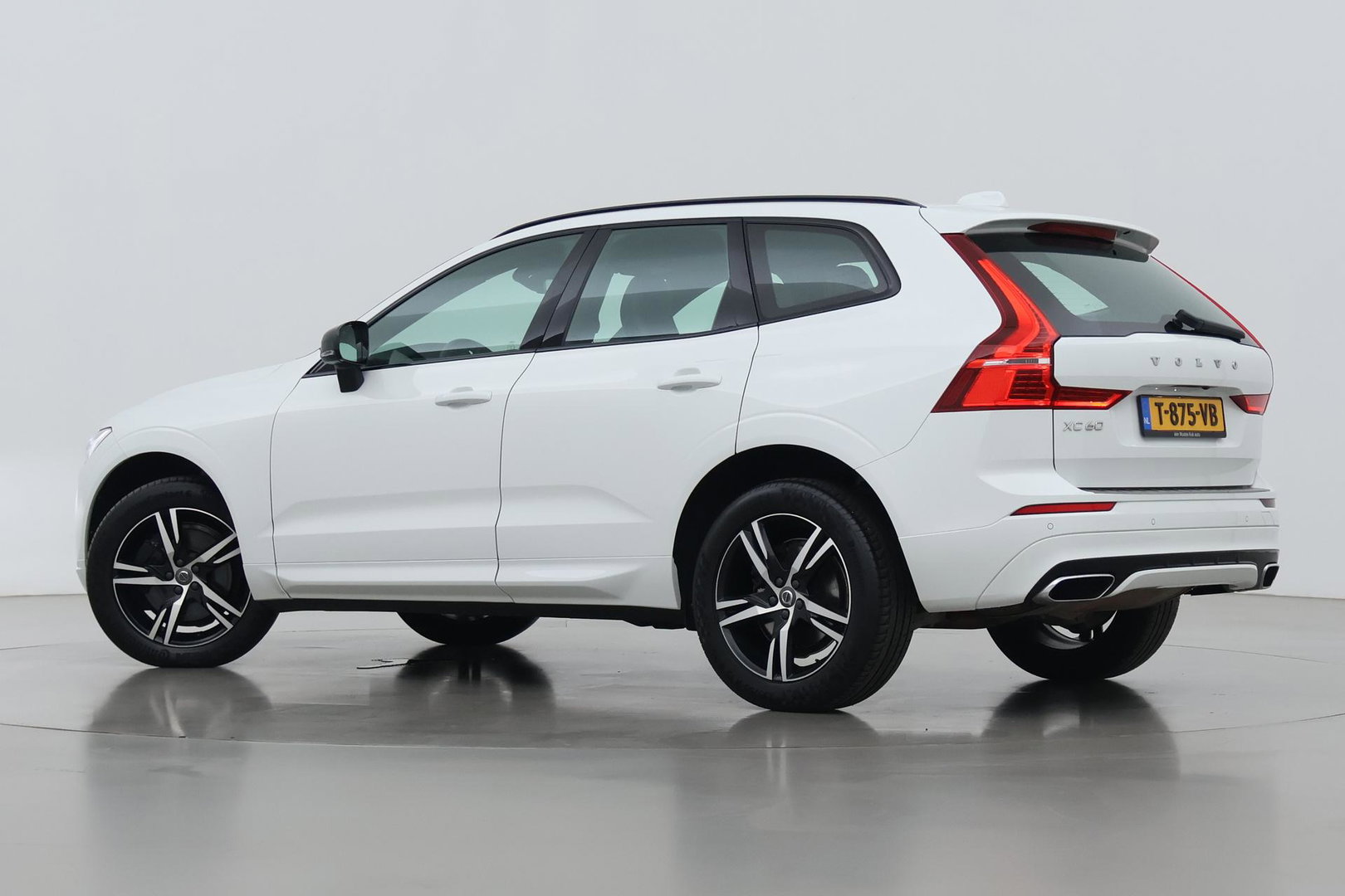 Volvo XC60 T4 R-Design | Camera | BLIS | Elektrische Achterklep | Memory Seats | Apple CarPlay | Verwarmde Voorruit | 19 Inch