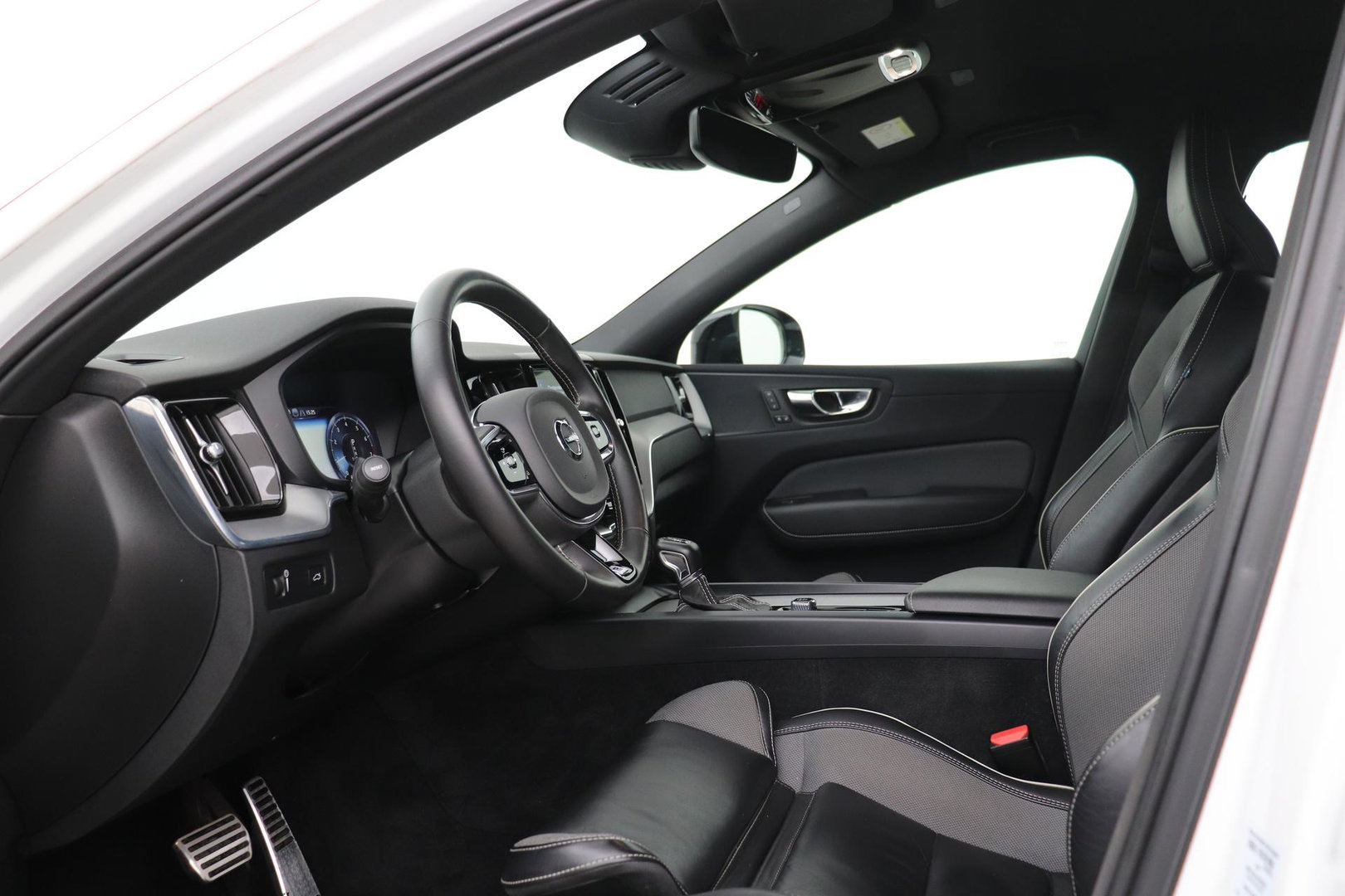 Volvo XC60 T4 R-Design | Camera | BLIS | Elektrische Achterklep | Memory Seats | Apple CarPlay | Verwarmde Voorruit | 19 Inch