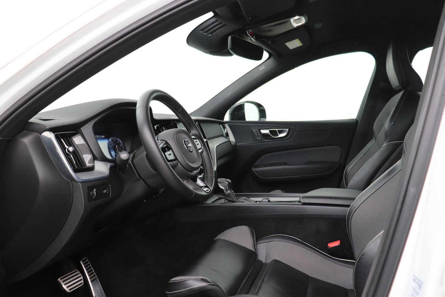 Volvo XC60 T4 R-Design | Camera | BLIS | Elektrische Achterklep | Memory Seats | Apple CarPlay | Verwarmde Voorruit | 19 Inch