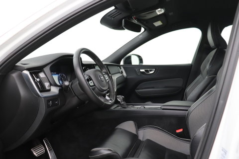 Volvo XC60 T4 R-Design | Camera | BLIS | Elektrische Achterklep | Memory Seats | Apple CarPlay | Verwarmde Voorruit | 19 Inch