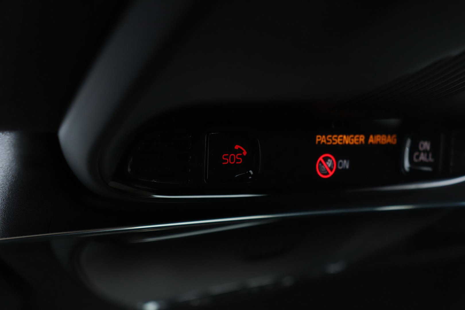 Volvo XC60 T4 R-Design | Camera | BLIS | Elektrische Achterklep | Memory Seats | Apple CarPlay | Verwarmde Voorruit | 19 Inch