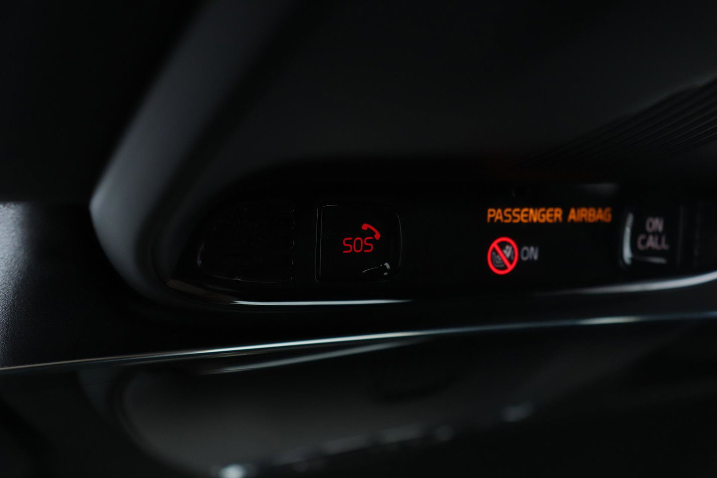 Volvo XC60 T4 R-Design | Camera | BLIS | Elektrische Achterklep | Memory Seats | Apple CarPlay | Verwarmde Voorruit | 19 Inch