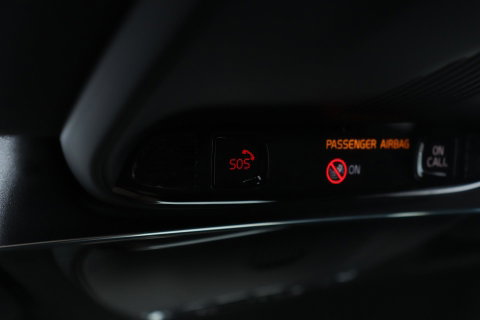 Volvo XC60 T4 R-Design | Camera | BLIS | Elektrische Achterklep | Memory Seats | Apple CarPlay | Verwarmde Voorruit | 19 Inch