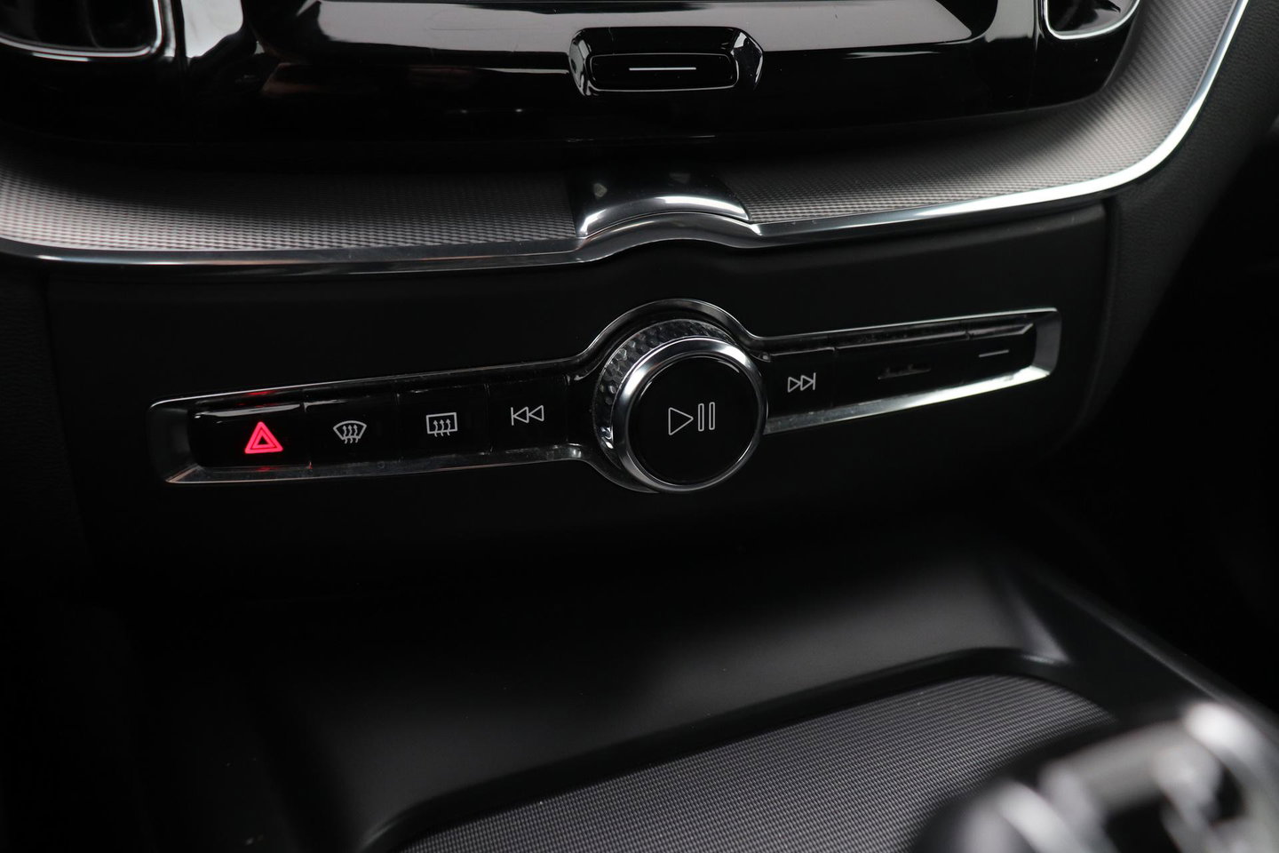 Volvo XC60 T4 R-Design | Camera | BLIS | Elektrische Achterklep | Memory Seats | Apple CarPlay | Verwarmde Voorruit | 19 Inch