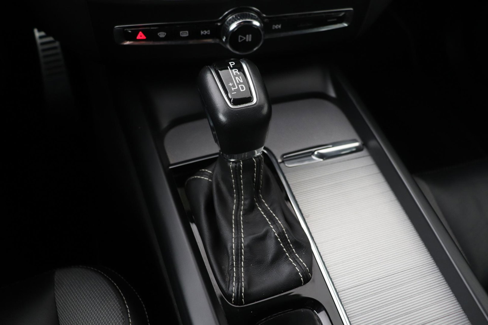 Volvo XC60 T4 R-Design | Camera | BLIS | Elektrische Achterklep | Memory Seats | Apple CarPlay | Verwarmde Voorruit | 19 Inch