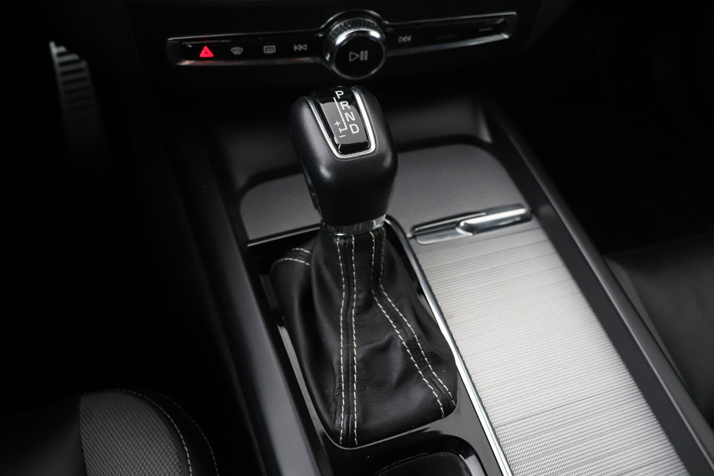 Volvo XC60 T4 R-Design | Camera | BLIS | Elektrische Achterklep | Memory Seats | Apple CarPlay | Verwarmde Voorruit | 19 Inch