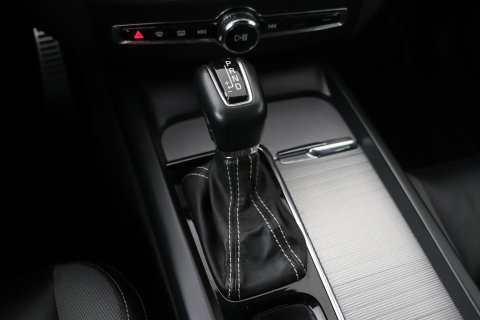 Volvo XC60 T4 R-Design | Camera | BLIS | Elektrische Achterklep | Memory Seats | Apple CarPlay | Verwarmde Voorruit | 19 Inch