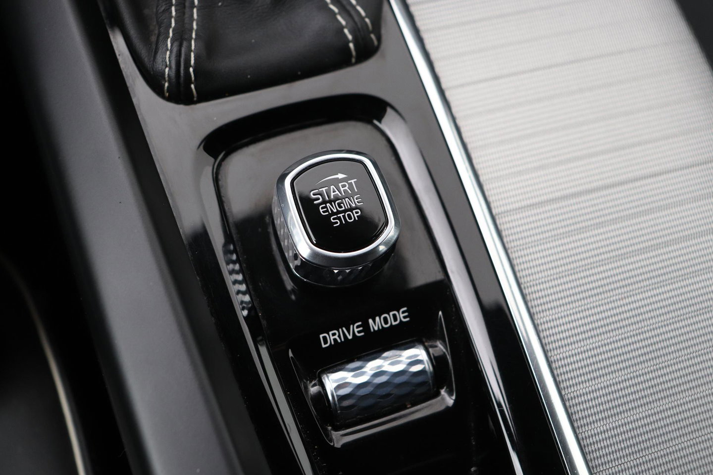 Volvo XC60 T4 R-Design | Camera | BLIS | Elektrische Achterklep | Memory Seats | Apple CarPlay | Verwarmde Voorruit | 19 Inch