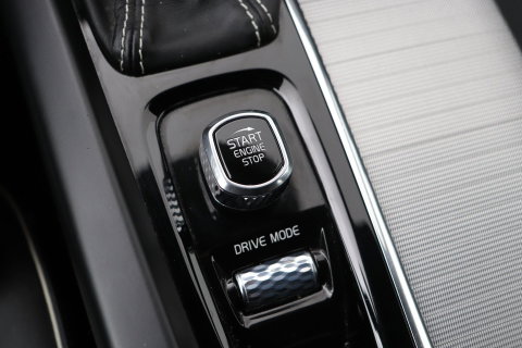 Volvo XC60 T4 R-Design | Camera | BLIS | Elektrische Achterklep | Memory Seats | Apple CarPlay | Verwarmde Voorruit | 19 Inch