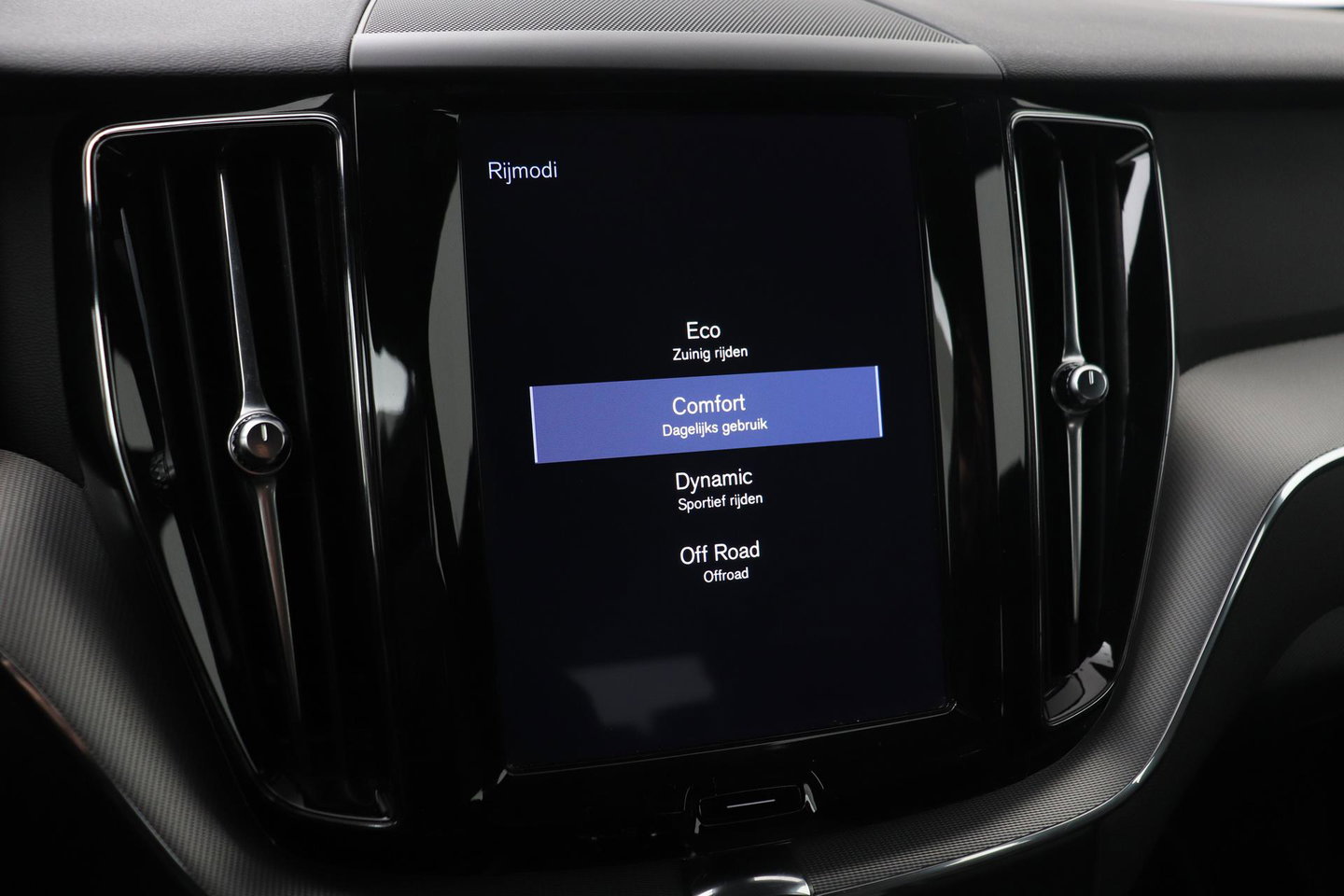 Volvo XC60 T4 R-Design | Camera | BLIS | Elektrische Achterklep | Memory Seats | Apple CarPlay | Verwarmde Voorruit | 19 Inch