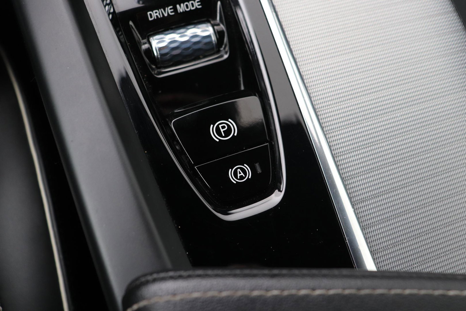 Volvo XC60 T4 R-Design | Camera | BLIS | Elektrische Achterklep | Memory Seats | Apple CarPlay | Verwarmde Voorruit | 19 Inch