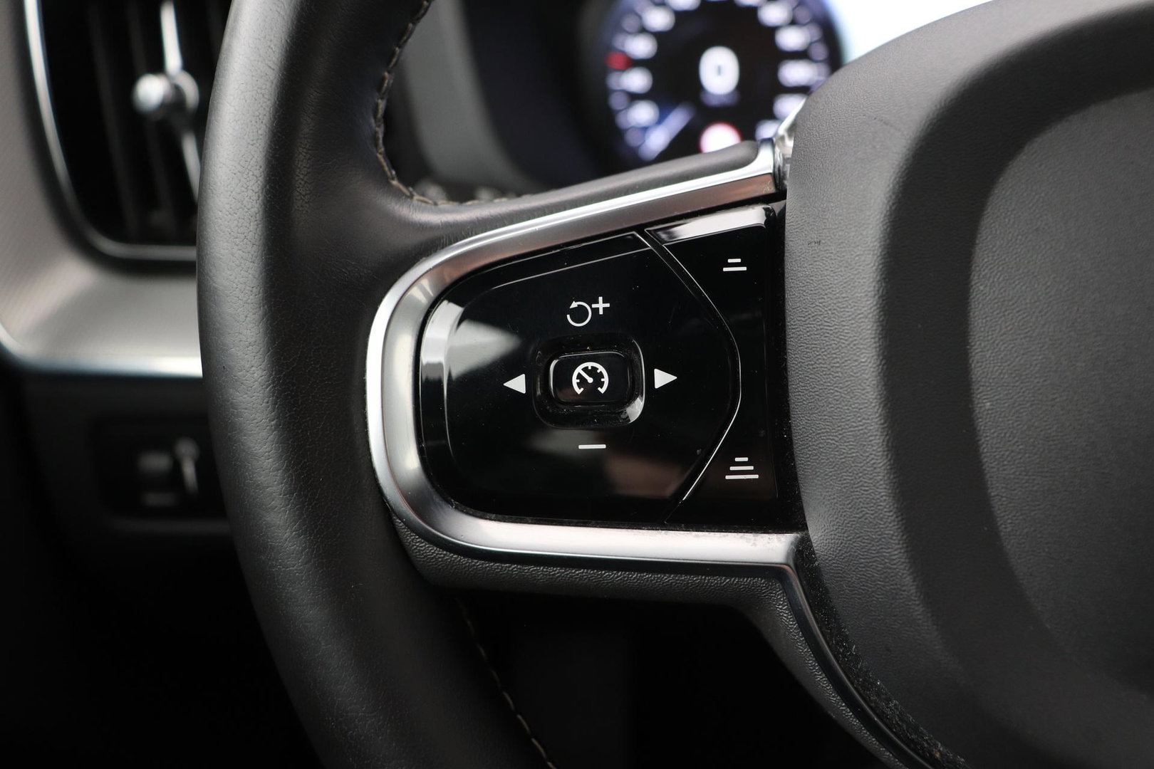 Volvo XC60 T4 R-Design | Camera | BLIS | Elektrische Achterklep | Memory Seats | Apple CarPlay | Verwarmde Voorruit | 19 Inch