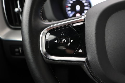 Volvo XC60 T4 R-Design | Camera | BLIS | Elektrische Achterklep | Memory Seats | Apple CarPlay | Verwarmde Voorruit | 19 Inch