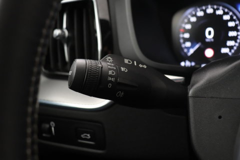 Volvo XC60 T4 R-Design | Camera | BLIS | Elektrische Achterklep | Memory Seats | Apple CarPlay | Verwarmde Voorruit | 19 Inch
