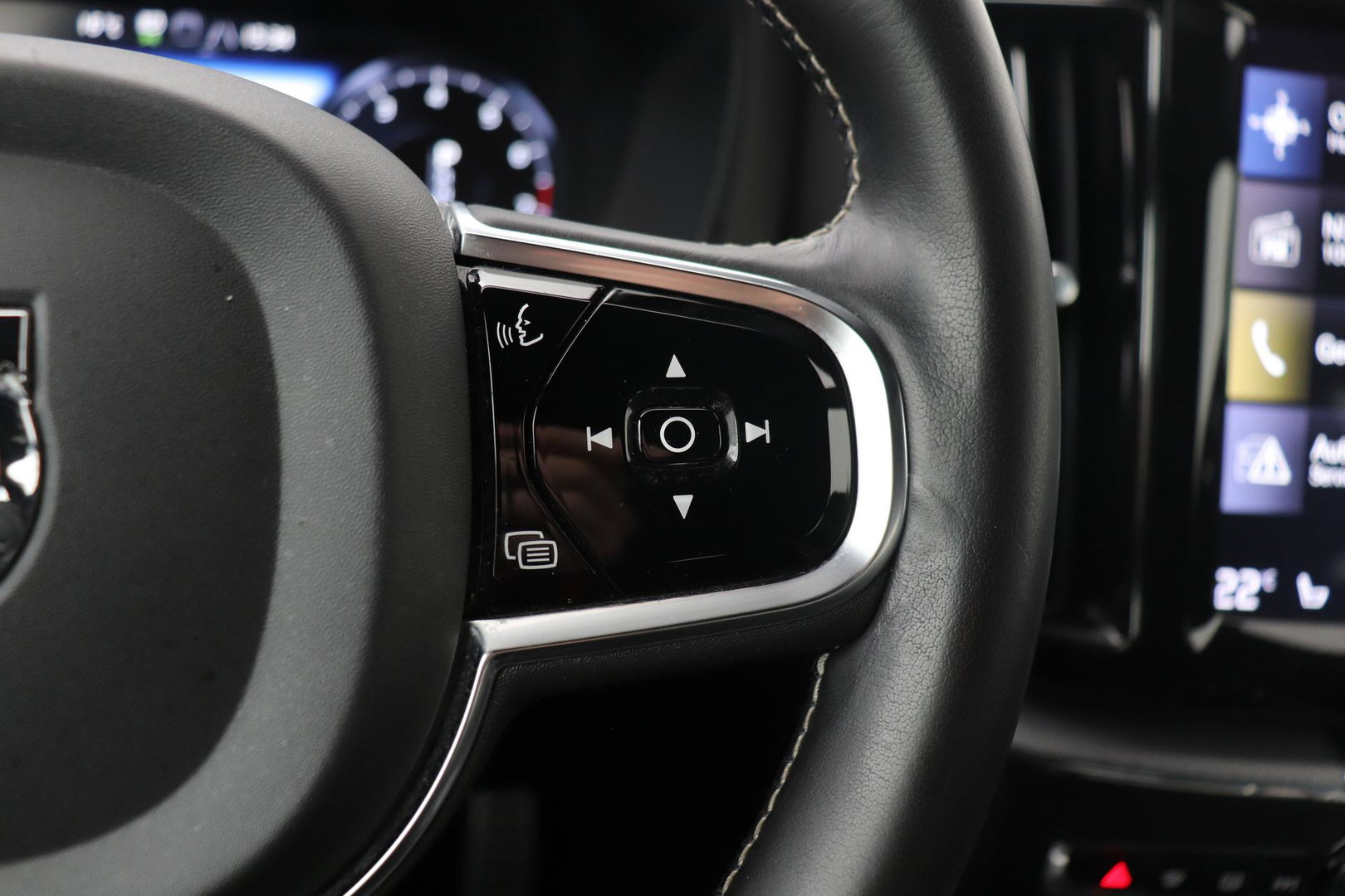 Volvo XC60 T4 R-Design | Camera | BLIS | Elektrische Achterklep | Memory Seats | Apple CarPlay | Verwarmde Voorruit | 19 Inch