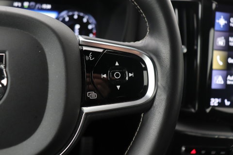 Volvo XC60 T4 R-Design | Camera | BLIS | Elektrische Achterklep | Memory Seats | Apple CarPlay | Verwarmde Voorruit | 19 Inch