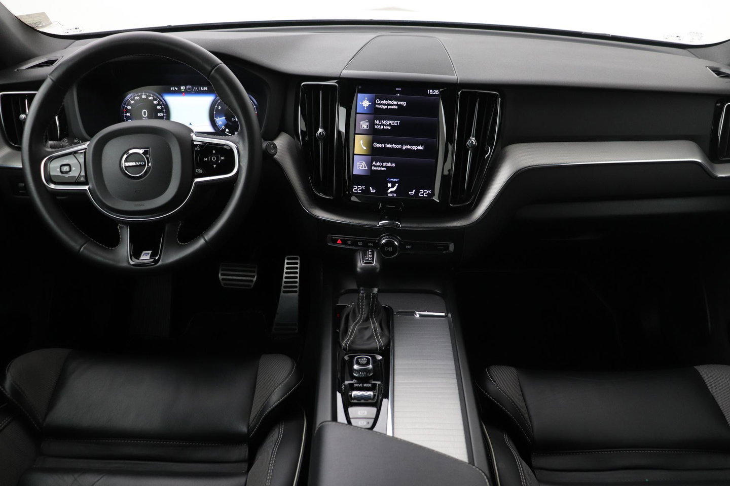 Volvo XC60 T4 R-Design | Camera | BLIS | Elektrische Achterklep | Memory Seats | Apple CarPlay | Verwarmde Voorruit | 19 Inch