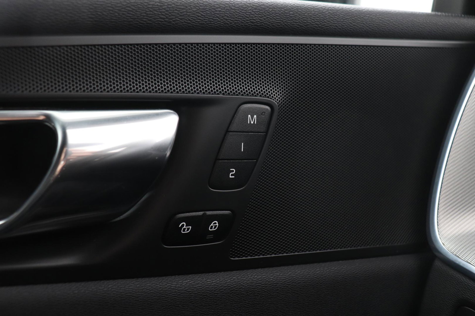 Volvo XC60 T4 R-Design | Camera | BLIS | Elektrische Achterklep | Memory Seats | Apple CarPlay | Verwarmde Voorruit | 19 Inch