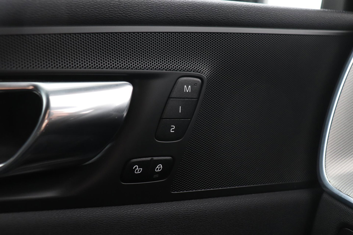 Volvo XC60 T4 R-Design | Camera | BLIS | Elektrische Achterklep | Memory Seats | Apple CarPlay | Verwarmde Voorruit | 19 Inch