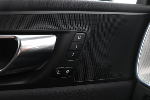 Volvo XC60 T4 R-Design | Camera | BLIS | Elektrische Achterklep | Memory Seats | Apple CarPlay | Verwarmde Voorruit | 19 Inch