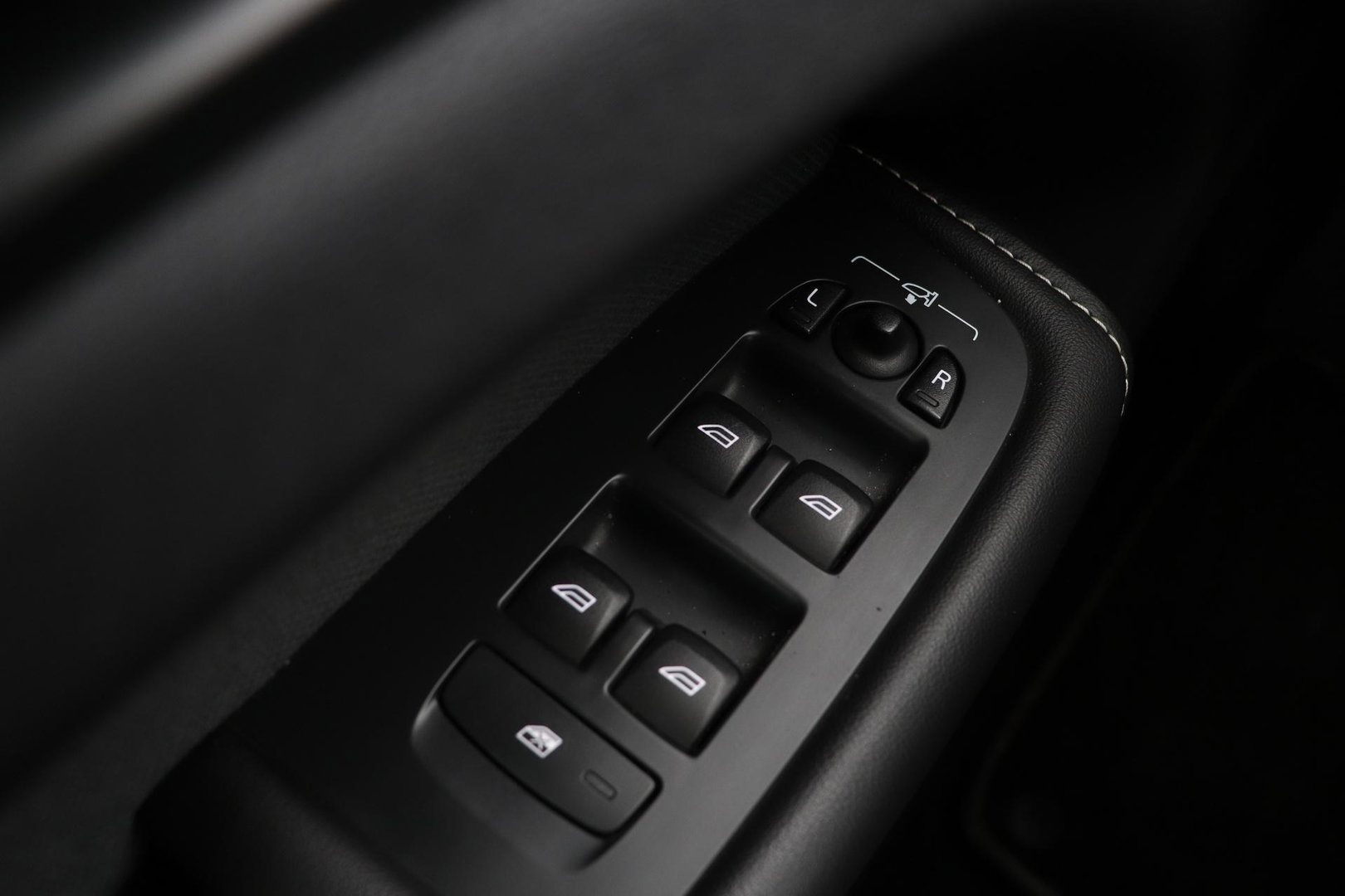 Volvo XC60 T4 R-Design | Camera | BLIS | Elektrische Achterklep | Memory Seats | Apple CarPlay | Verwarmde Voorruit | 19 Inch