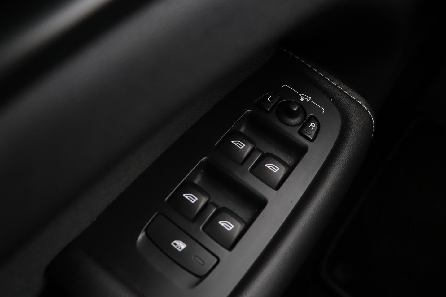 Volvo XC60 T4 R-Design | Camera | BLIS | Elektrische Achterklep | Memory Seats | Apple CarPlay | Verwarmde Voorruit | 19 Inch