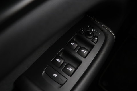 Volvo XC60 T4 R-Design | Camera | BLIS | Elektrische Achterklep | Memory Seats | Apple CarPlay | Verwarmde Voorruit | 19 Inch