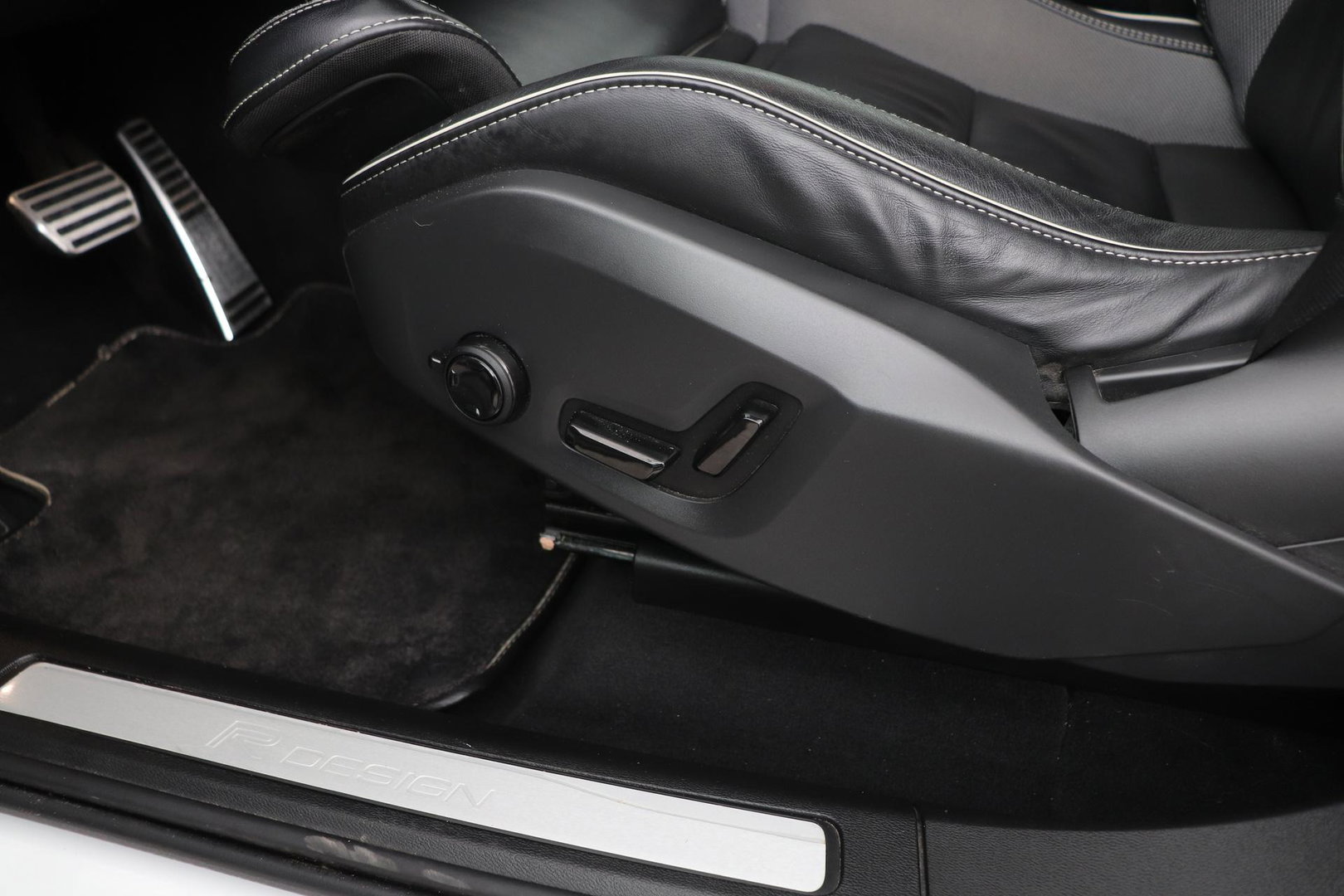 Volvo XC60 T4 R-Design | Camera | BLIS | Elektrische Achterklep | Memory Seats | Apple CarPlay | Verwarmde Voorruit | 19 Inch