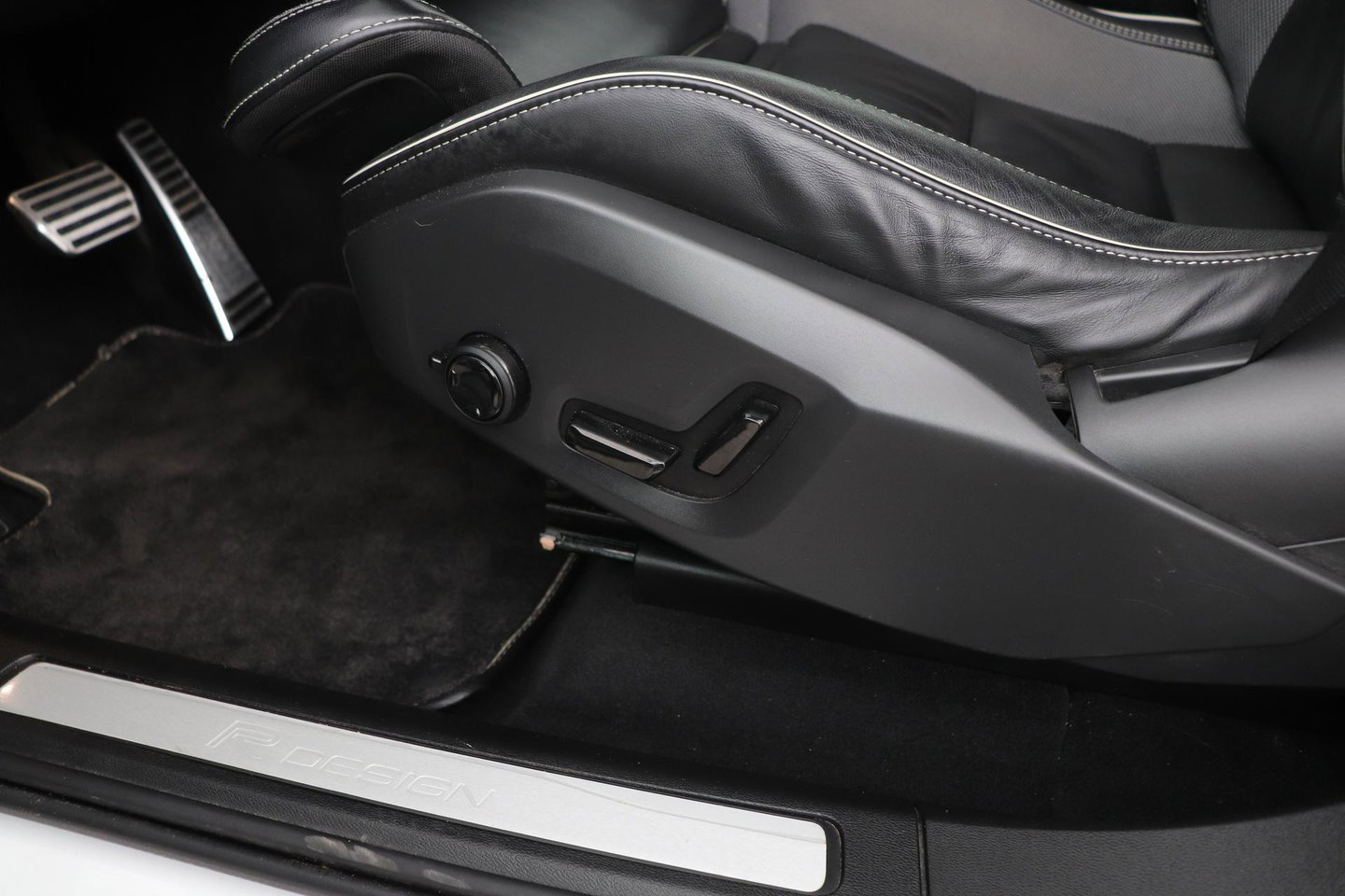 Volvo XC60 T4 R-Design | Camera | BLIS | Elektrische Achterklep | Memory Seats | Apple CarPlay | Verwarmde Voorruit | 19 Inch