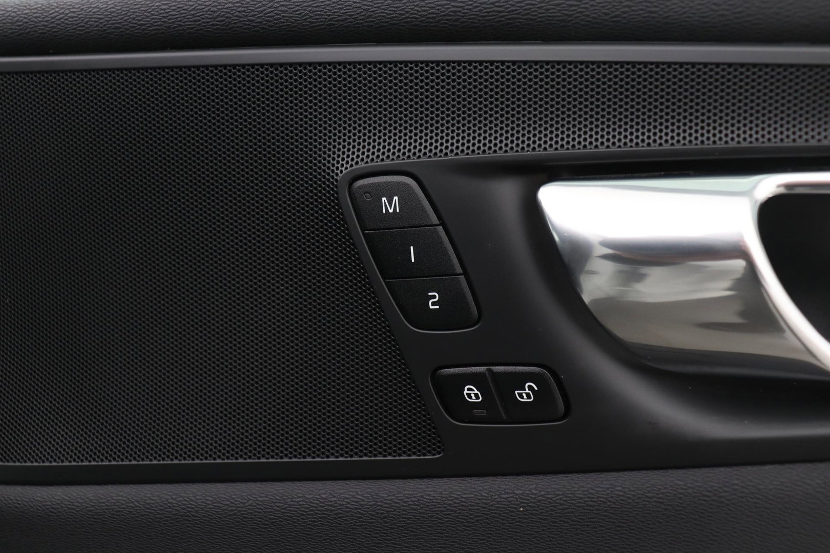 Volvo XC60 T4 R-Design | Camera | BLIS | Elektrische Achterklep | Memory Seats | Apple CarPlay | Verwarmde Voorruit | 19 Inch