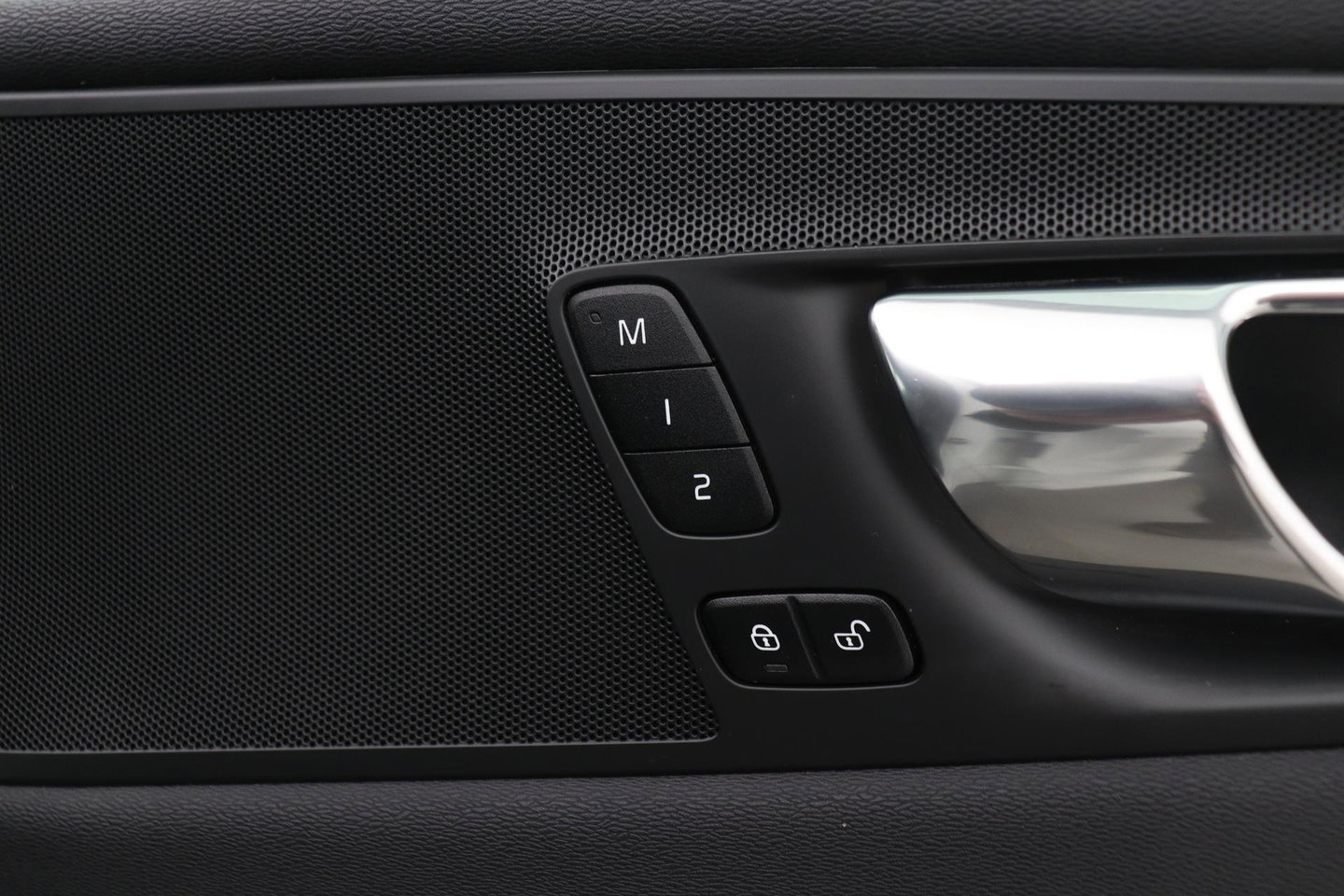 Volvo XC60 T4 R-Design | Camera | BLIS | Elektrische Achterklep | Memory Seats | Apple CarPlay | Verwarmde Voorruit | 19 Inch