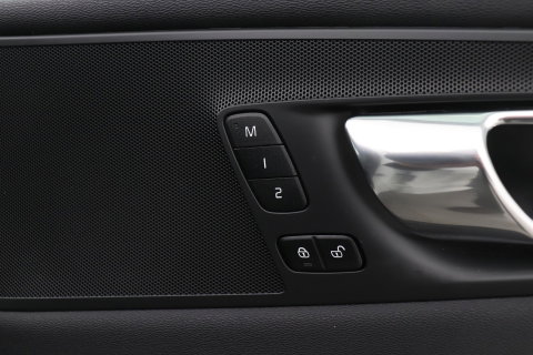Volvo XC60 T4 R-Design | Camera | BLIS | Elektrische Achterklep | Memory Seats | Apple CarPlay | Verwarmde Voorruit | 19 Inch