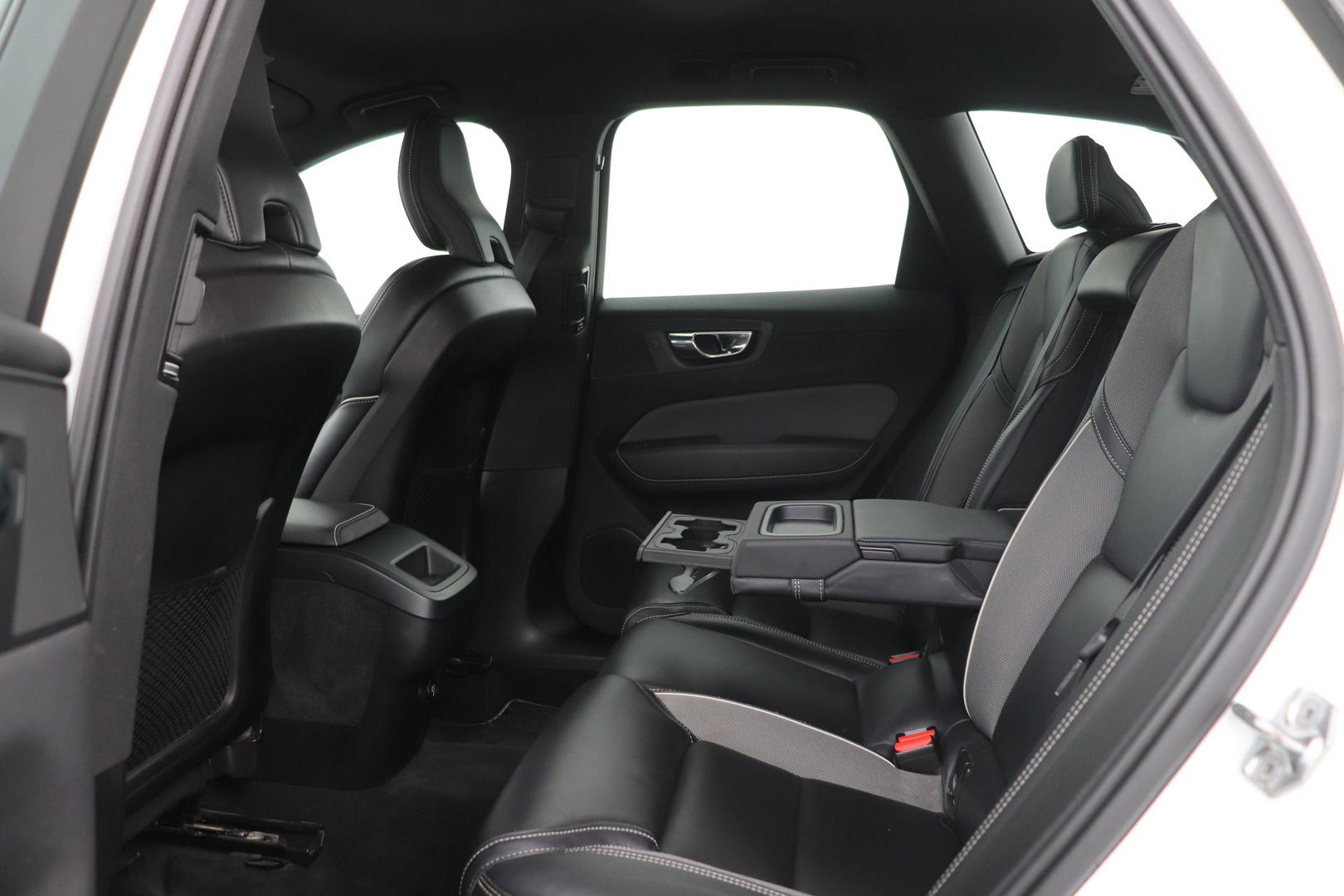 Volvo XC60 T4 R-Design | Camera | BLIS | Elektrische Achterklep | Memory Seats | Apple CarPlay | Verwarmde Voorruit | 19 Inch
