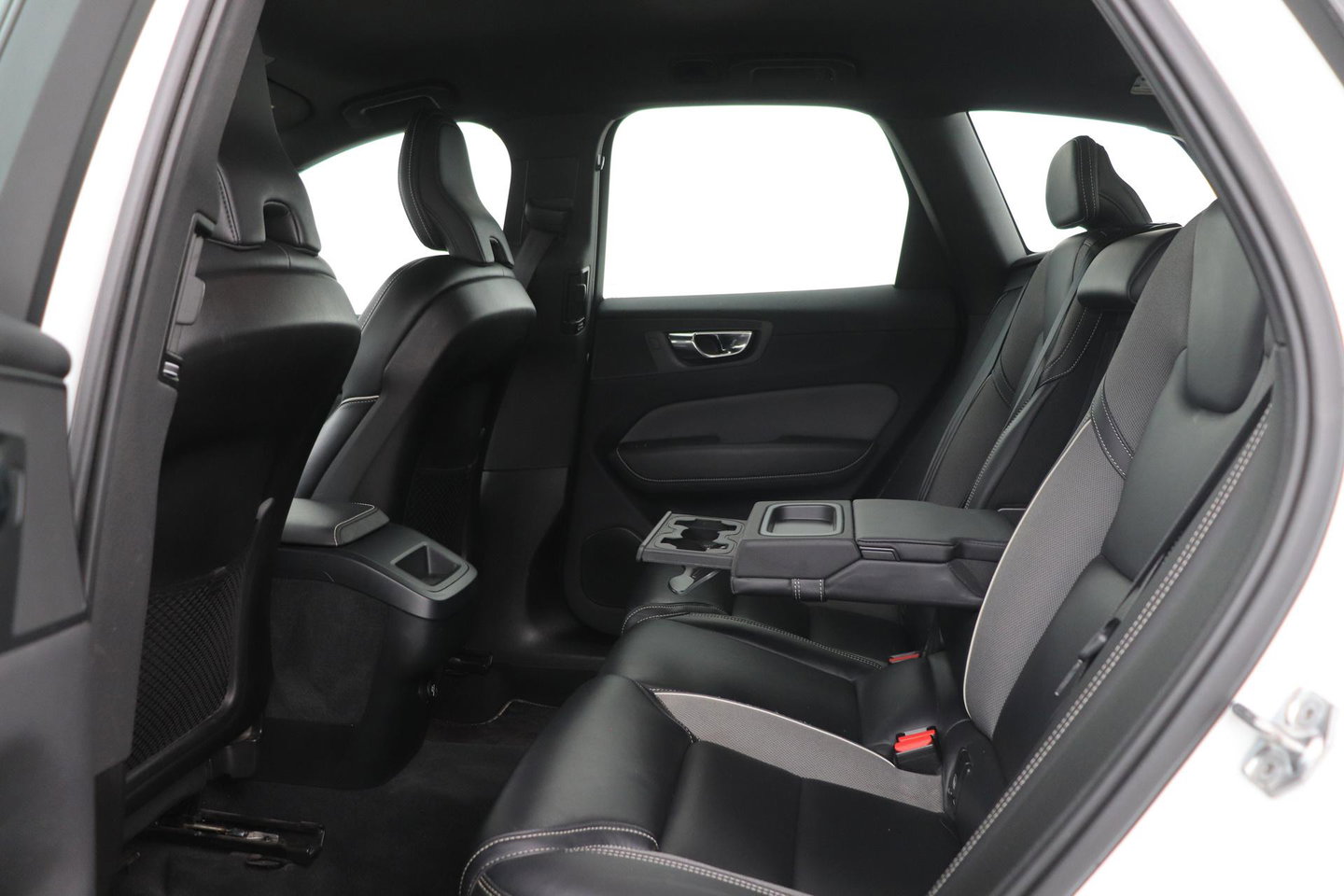Volvo XC60 T4 R-Design | Camera | BLIS | Elektrische Achterklep | Memory Seats | Apple CarPlay | Verwarmde Voorruit | 19 Inch