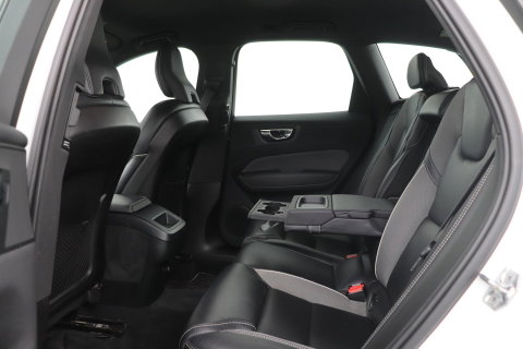 Volvo XC60 T4 R-Design | Camera | BLIS | Elektrische Achterklep | Memory Seats | Apple CarPlay | Verwarmde Voorruit | 19 Inch