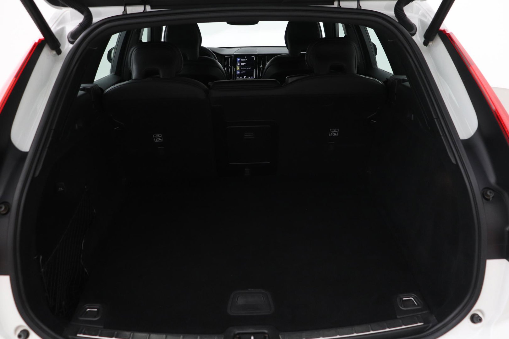 Volvo XC60 T4 R-Design | Camera | BLIS | Elektrische Achterklep | Memory Seats | Apple CarPlay | Verwarmde Voorruit | 19 Inch