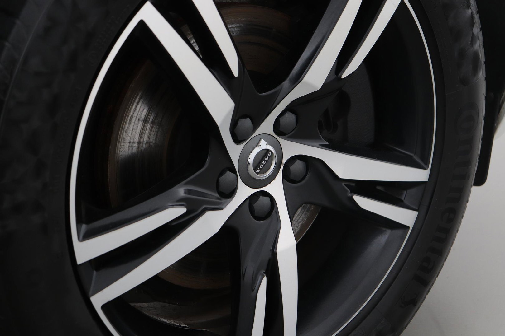 Volvo XC60 T4 R-Design | Camera | BLIS | Elektrische Achterklep | Memory Seats | Apple CarPlay | Verwarmde Voorruit | 19 Inch