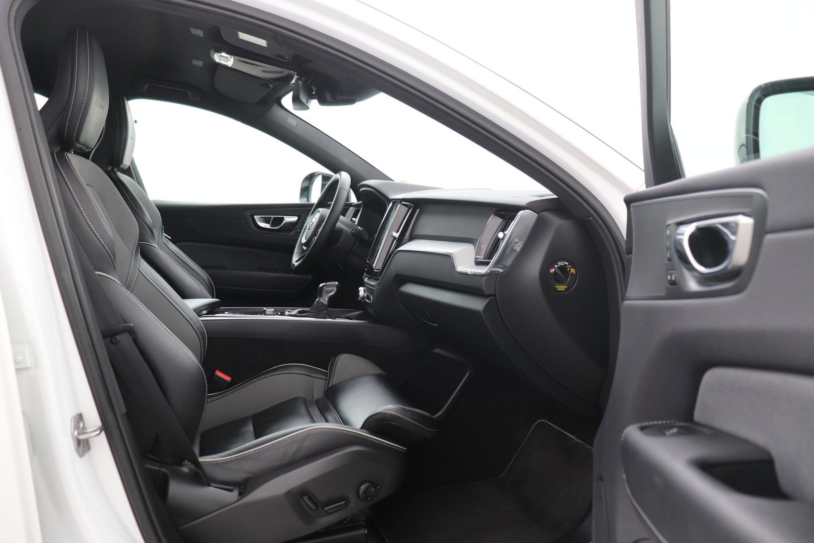 Volvo XC60 T4 R-Design | Camera | BLIS | Elektrische Achterklep | Memory Seats | Apple CarPlay | Verwarmde Voorruit | 19 Inch