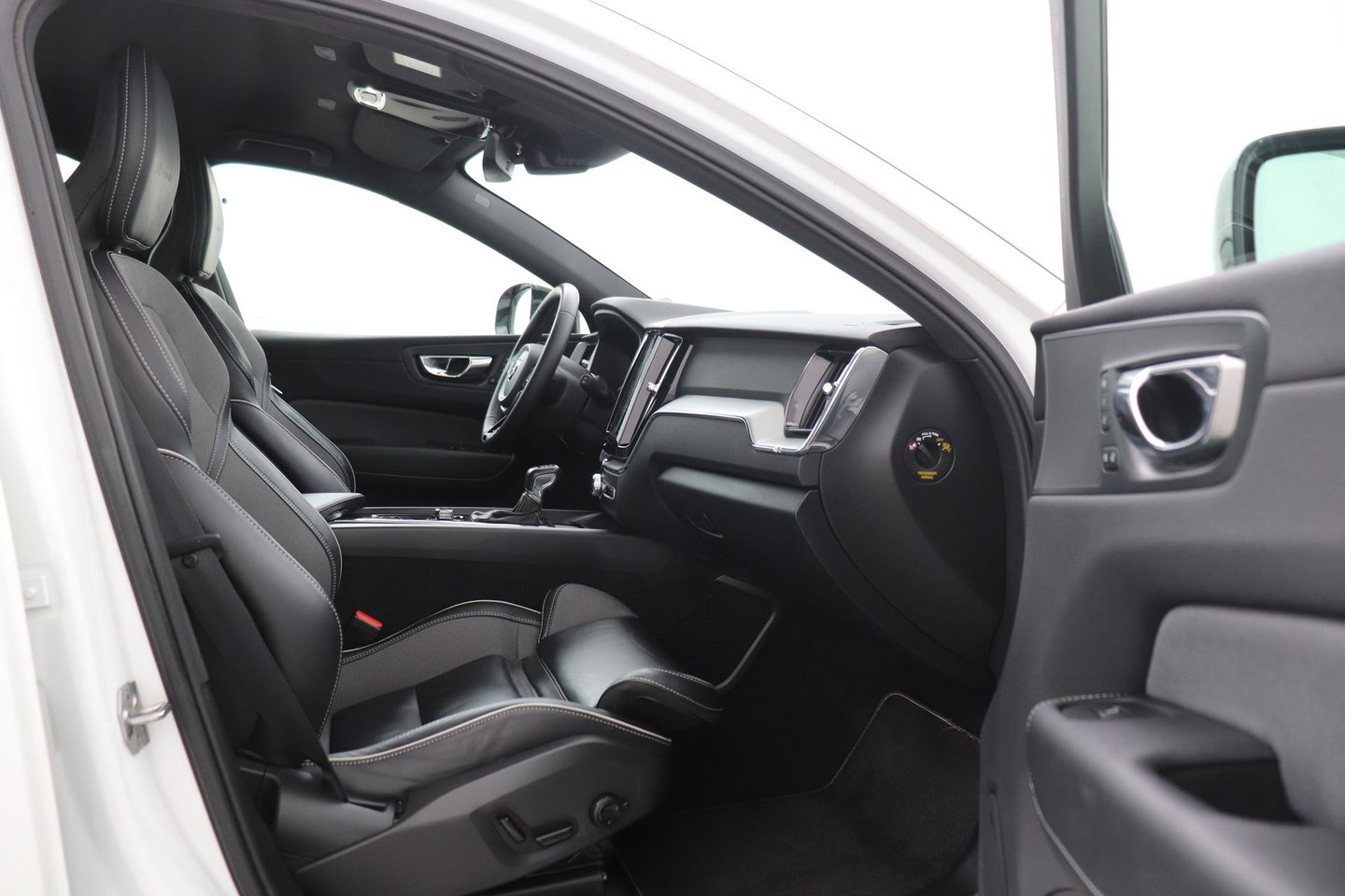 Volvo XC60 T4 R-Design | Camera | BLIS | Elektrische Achterklep | Memory Seats | Apple CarPlay | Verwarmde Voorruit | 19 Inch