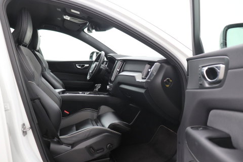 Volvo XC60 T4 R-Design | Camera | BLIS | Elektrische Achterklep | Memory Seats | Apple CarPlay | Verwarmde Voorruit | 19 Inch