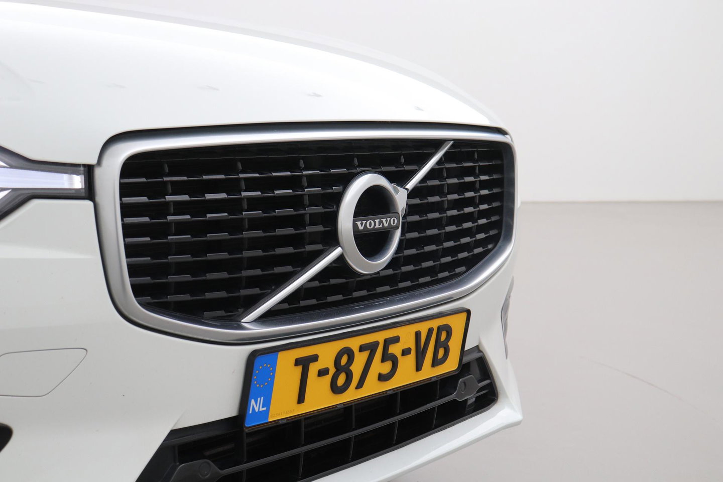 Volvo XC60 T4 R-Design | Camera | BLIS | Elektrische Achterklep | Memory Seats | Apple CarPlay | Verwarmde Voorruit | 19 Inch