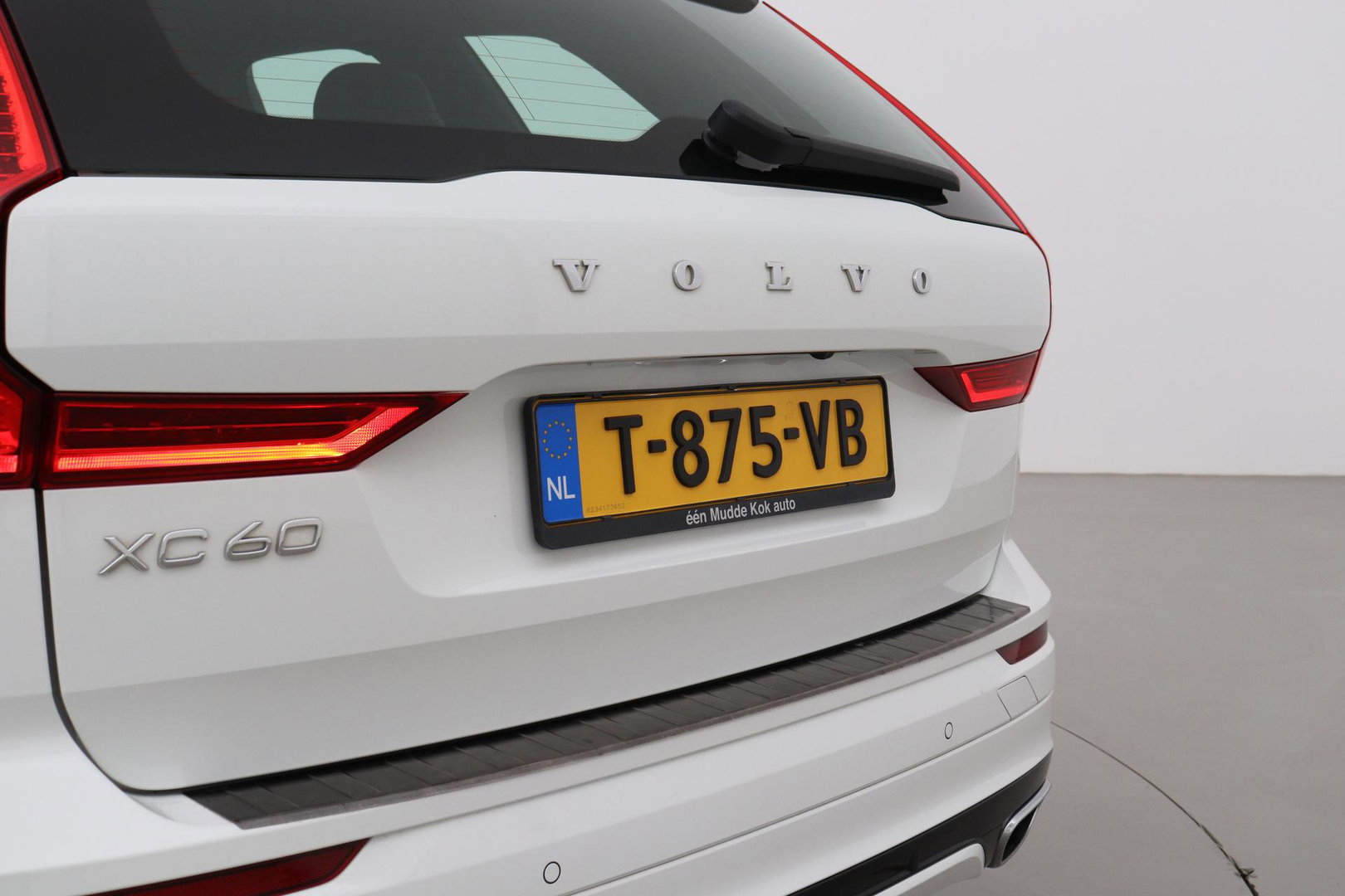 Volvo XC60 T4 R-Design | Camera | BLIS | Elektrische Achterklep | Memory Seats | Apple CarPlay | Verwarmde Voorruit | 19 Inch
