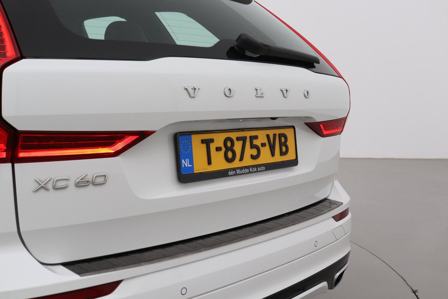 Volvo XC60 T4 R-Design | Camera | BLIS | Elektrische Achterklep | Memory Seats | Apple CarPlay | Verwarmde Voorruit | 19 Inch