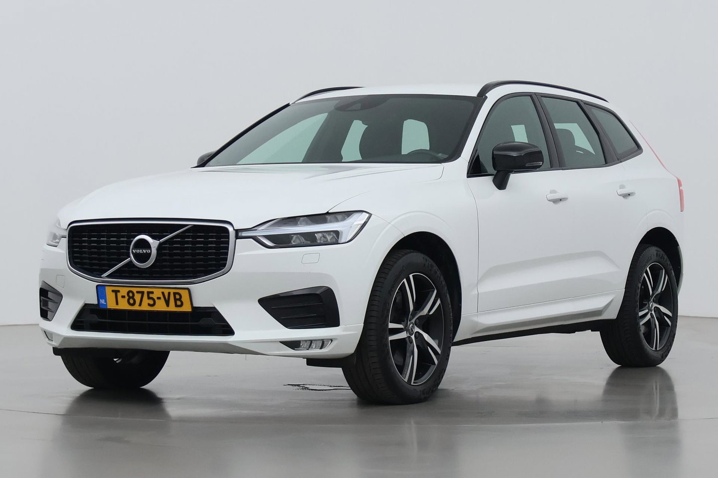 Volvo XC60 T4 R-Design | Camera | BLIS | Elektrische Achterklep | Memory Seats | Apple CarPlay | Verwarmde Voorruit | 19 Inch