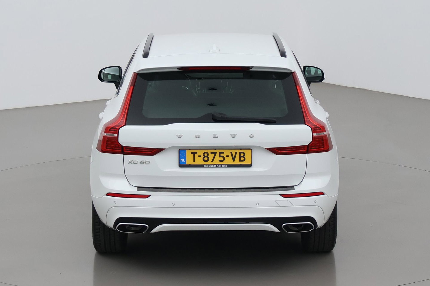 Volvo XC60 T4 R-Design | Camera | BLIS | Elektrische Achterklep | Memory Seats | Apple CarPlay | Verwarmde Voorruit | 19 Inch